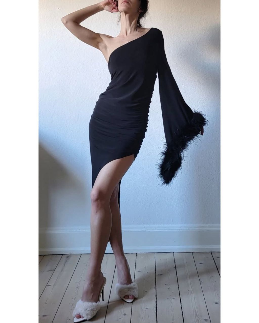 One shoulder feather