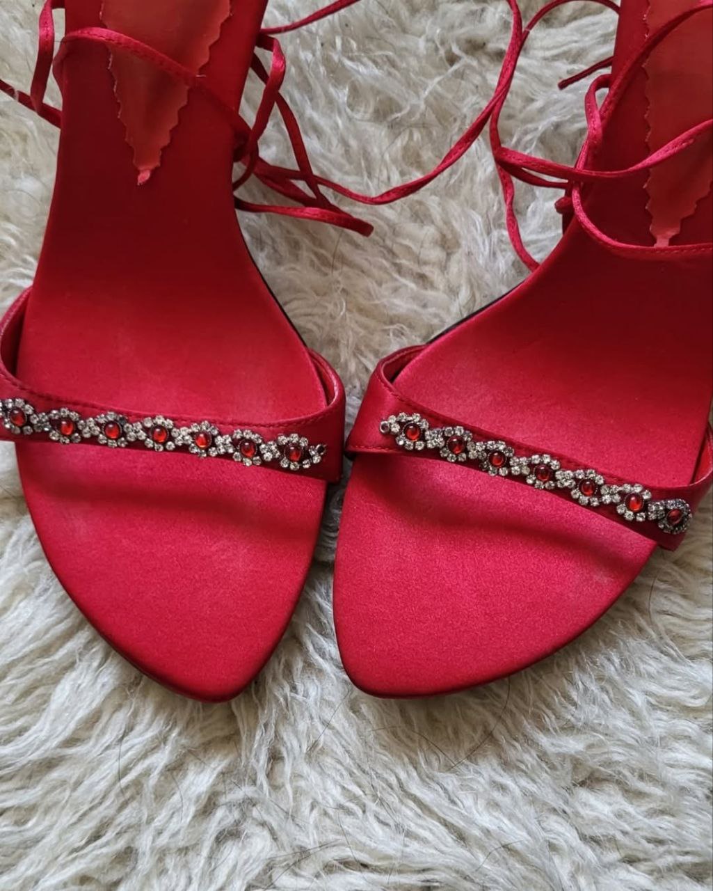 Feminine sandals. Size 37