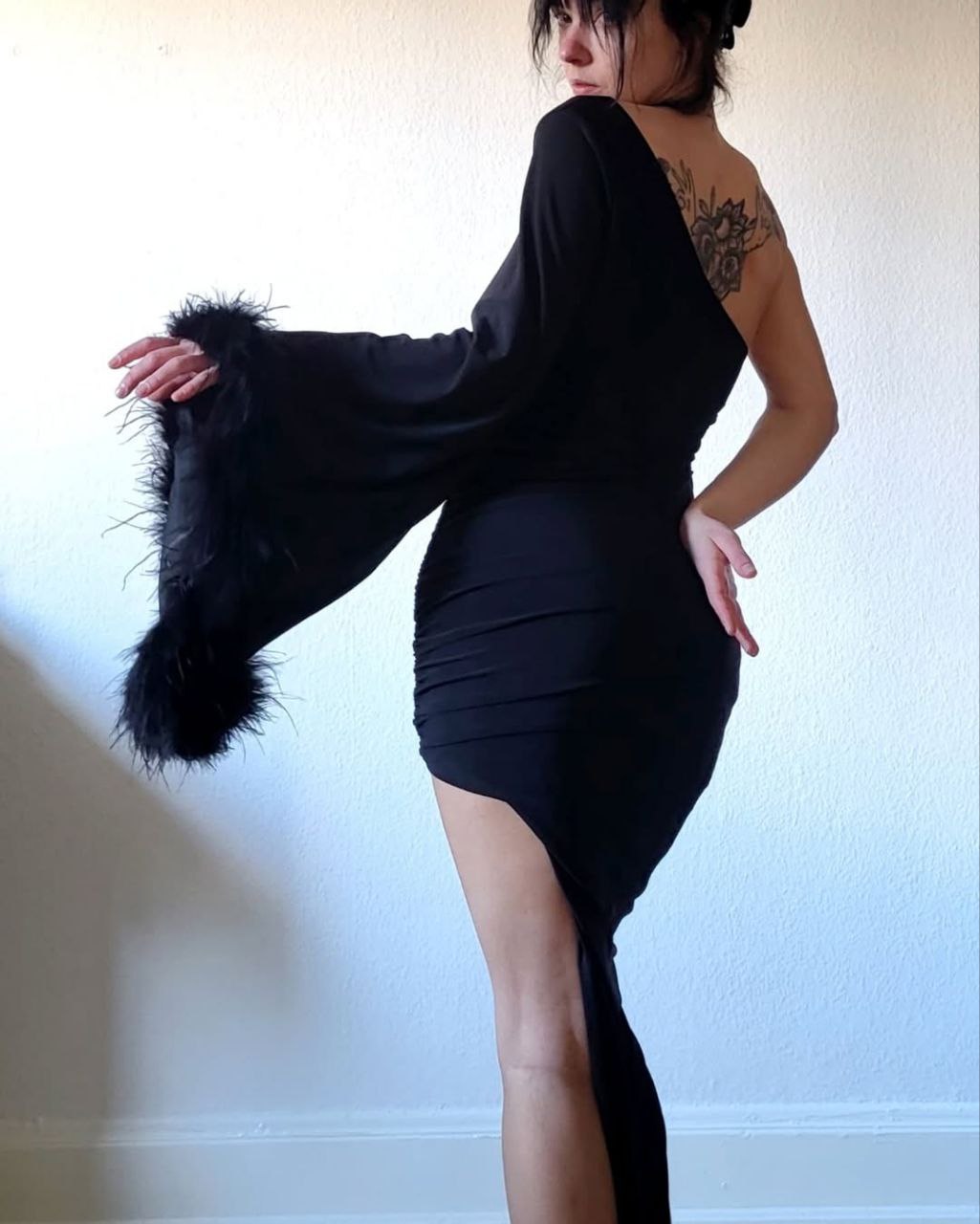 One shoulder feather