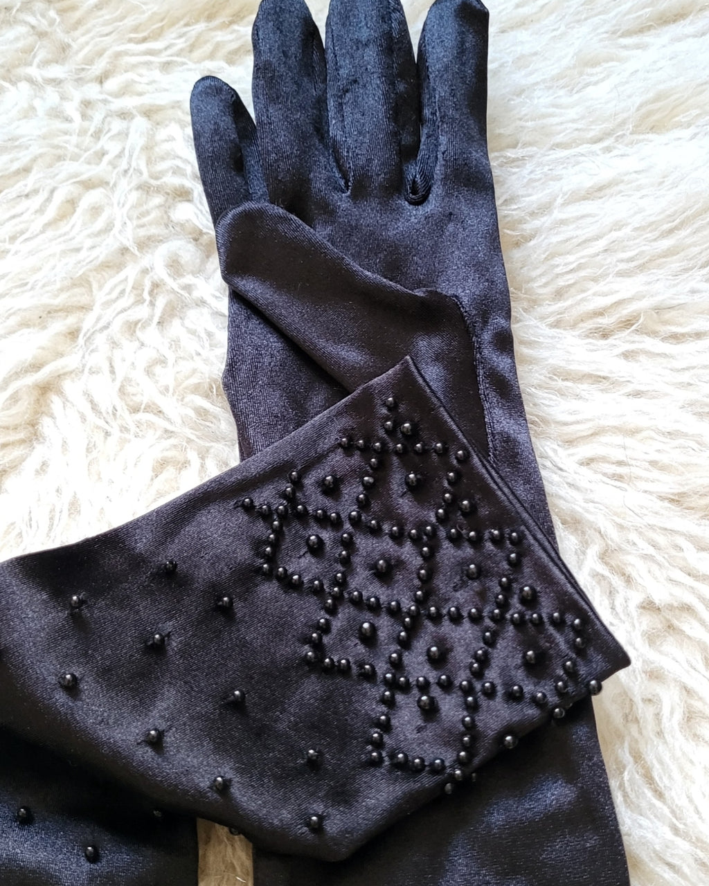 Black pearls gloves